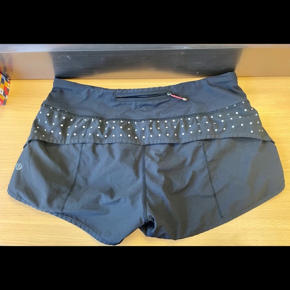 Lululemon hottie hot shorts size 6 - Picture 2 of 3